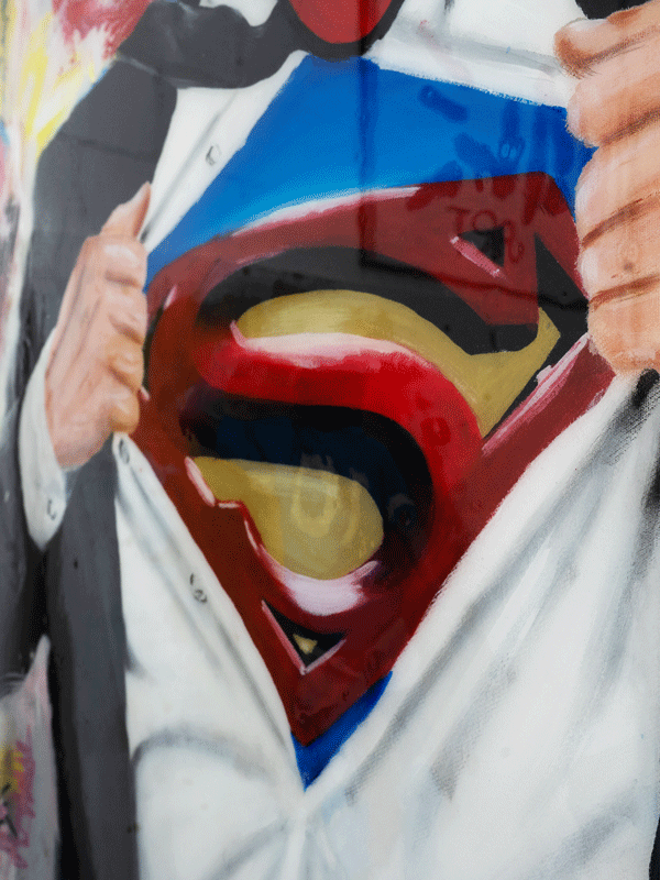 Nachaufnahme von #118 Superman, 120 × 90 × 4,5 cm Pop Art Kunstwerk von Vale ART. Mickey Mouse, Bunter Abstrakter Hintergrund. Supermananzug