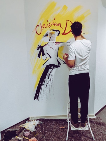 Vale Art Valentino Prizzi beim Wandgemälde malen. Backoffice von Dior Zürich